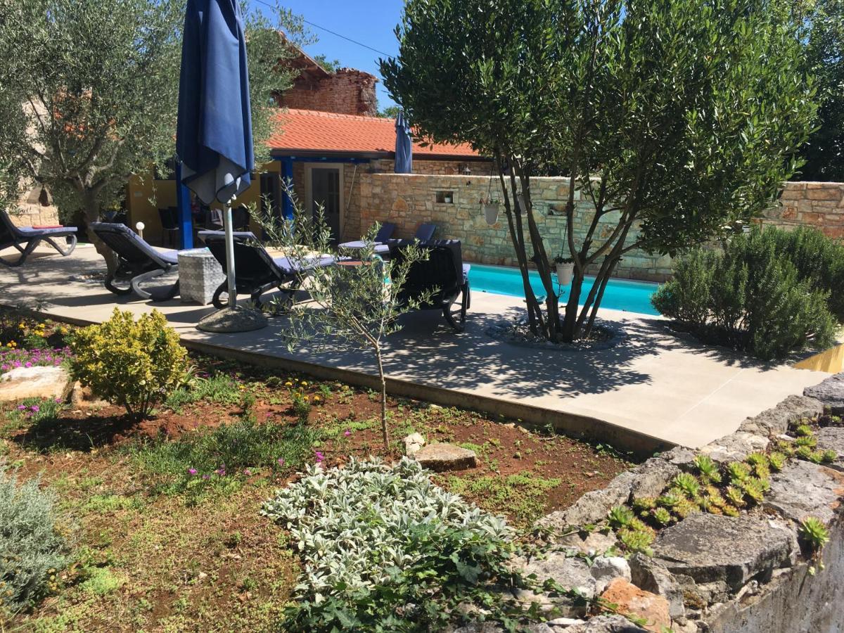 Holiday Home Ava1 With Pool & Holiday Home Ava2 With Whirlpool Baderna Εξωτερικό φωτογραφία